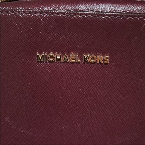 Michael Kors: Large Jet Set Crossbody: burgundy/plum with gold hardware - Picture 2 of 4